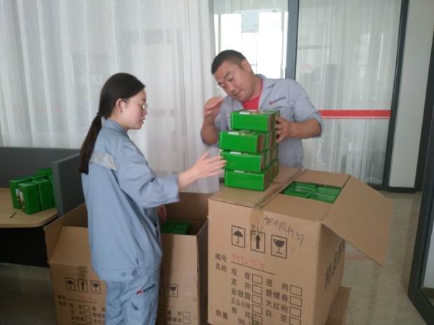 1594697813176403.jpg 五、夏日送清凉,为员工发放茶叶、冰糖.jpg