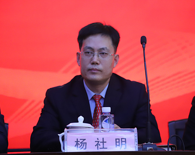 1613959348433760.jpg 总经理杨社明做工作报告.jpg